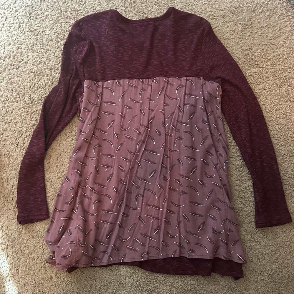 Max Jeans Women's Marled Long-Sleeve Tunic Top Burgundy Feather Print Medium